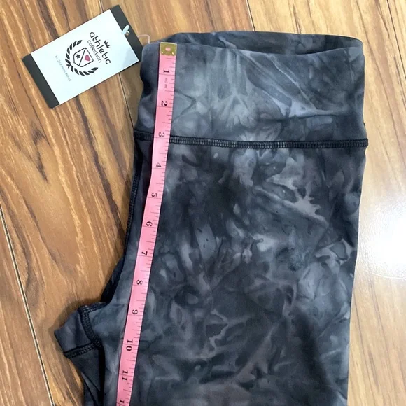 NWT Athletic Collection Cropped Yoga Pants, Size L - Picture 9 of 12
